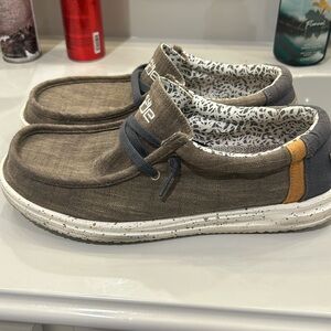 Men’s size 10 hey dudes like new